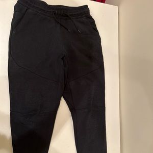 Nike sports tech pants and black color size boys large in good condition